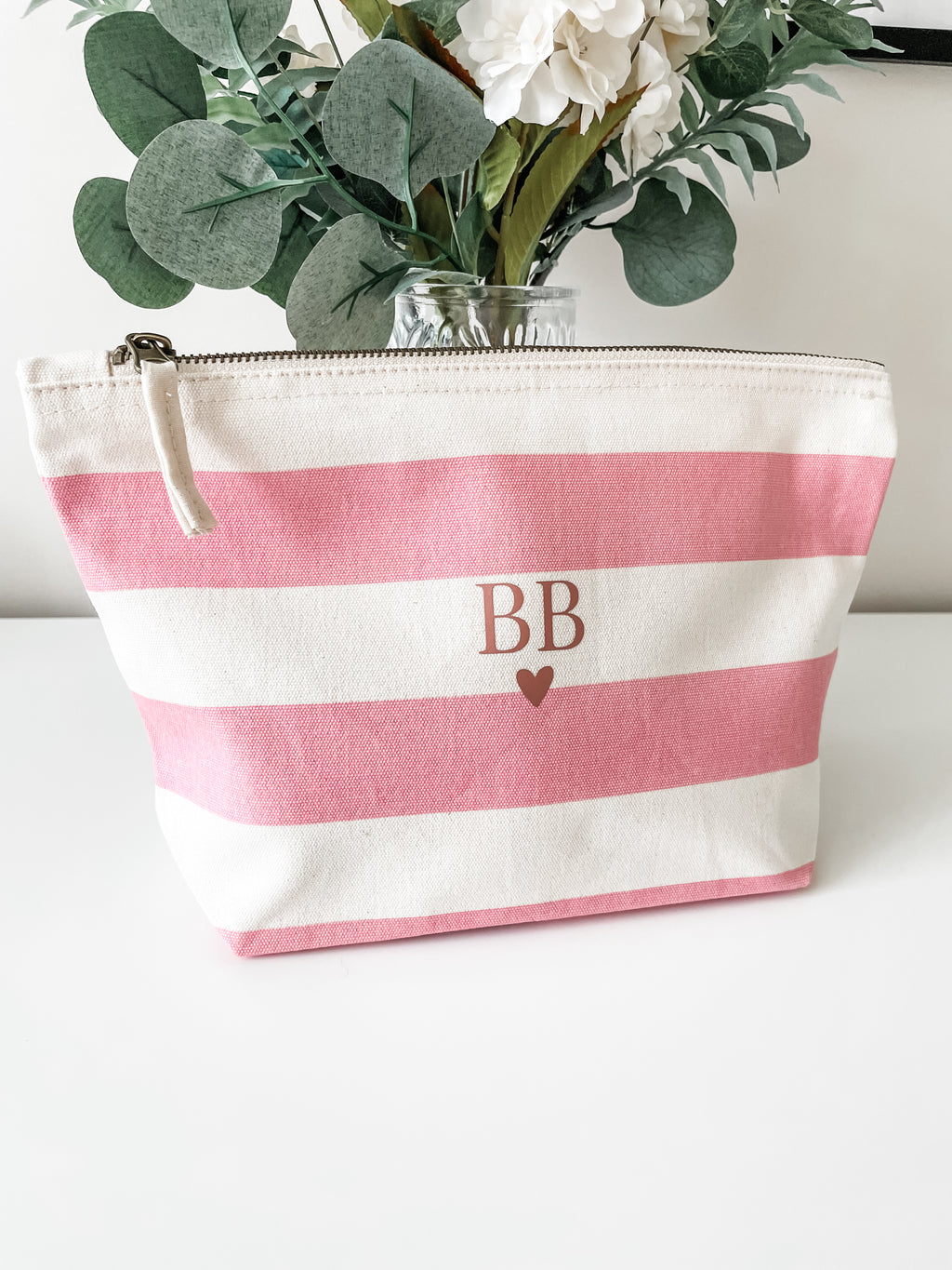 Personalised makeup bag gift for her with custom initials, elegant cosmetic pouch perfect for birthdays and special occasions. Custom travel toiletry bag for her.