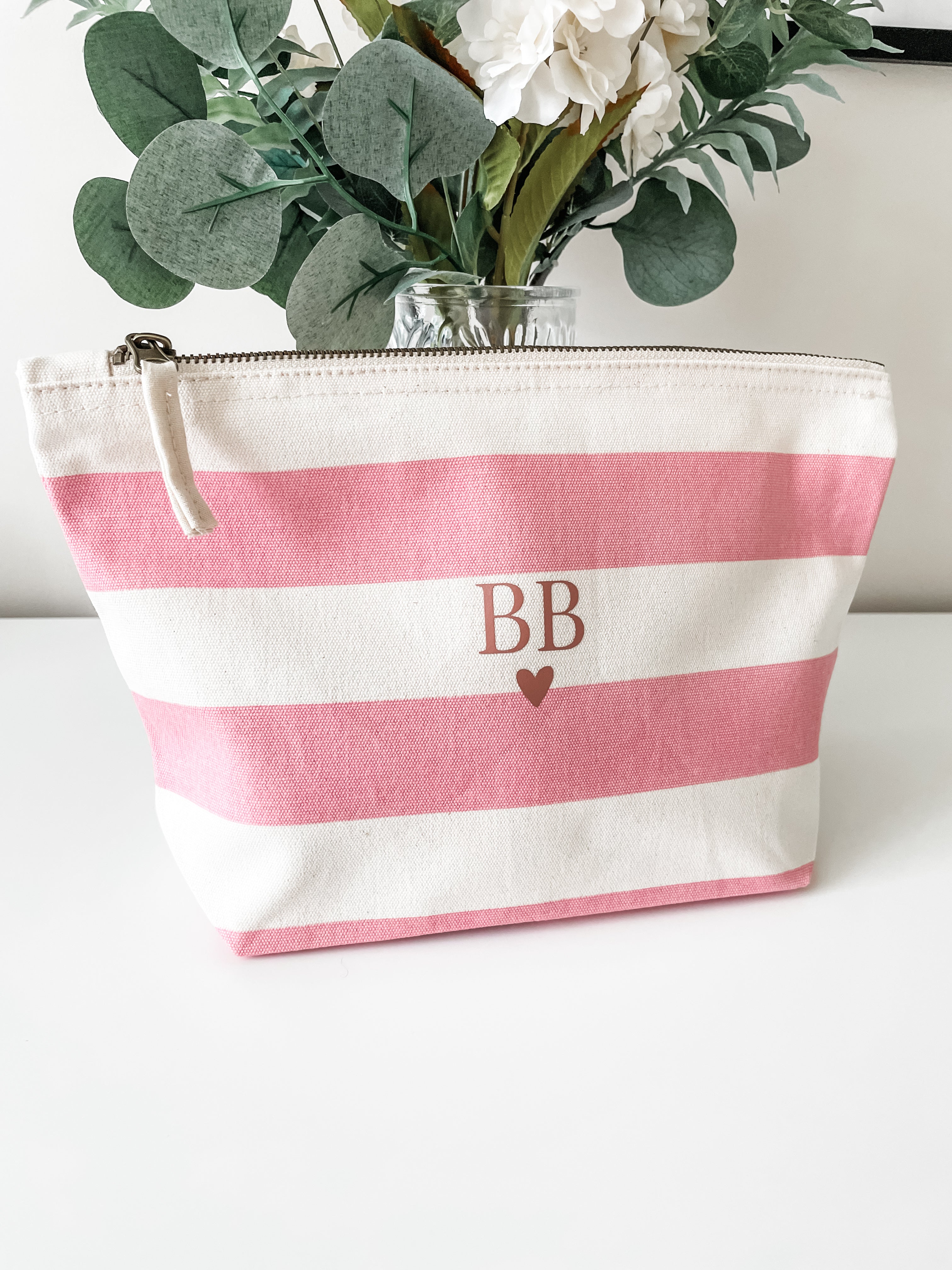 Personalised makeup bag gift for her with custom initials, elegant cosmetic pouch perfect for birthdays and special occasions. Custom travel toiletry bag for her.